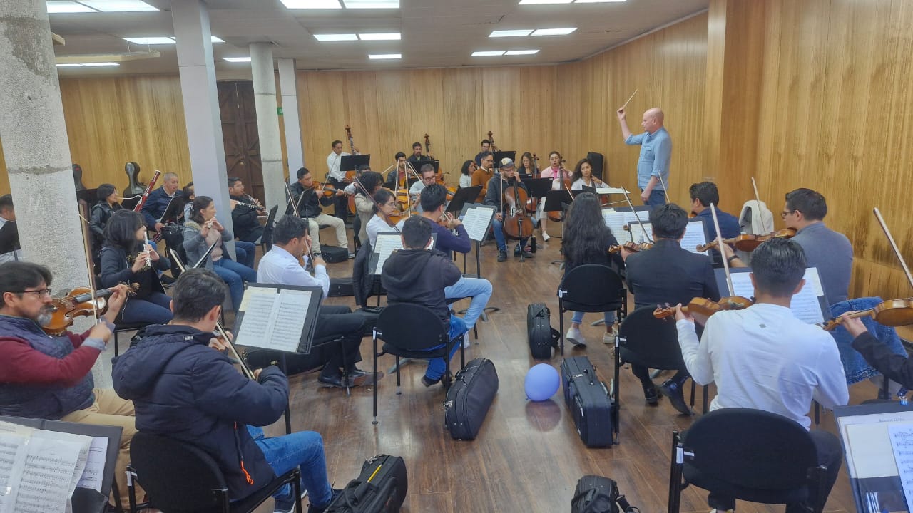 El director David Handel, durante un ensayo con la Orquesta Sinfónica de Cuenca.