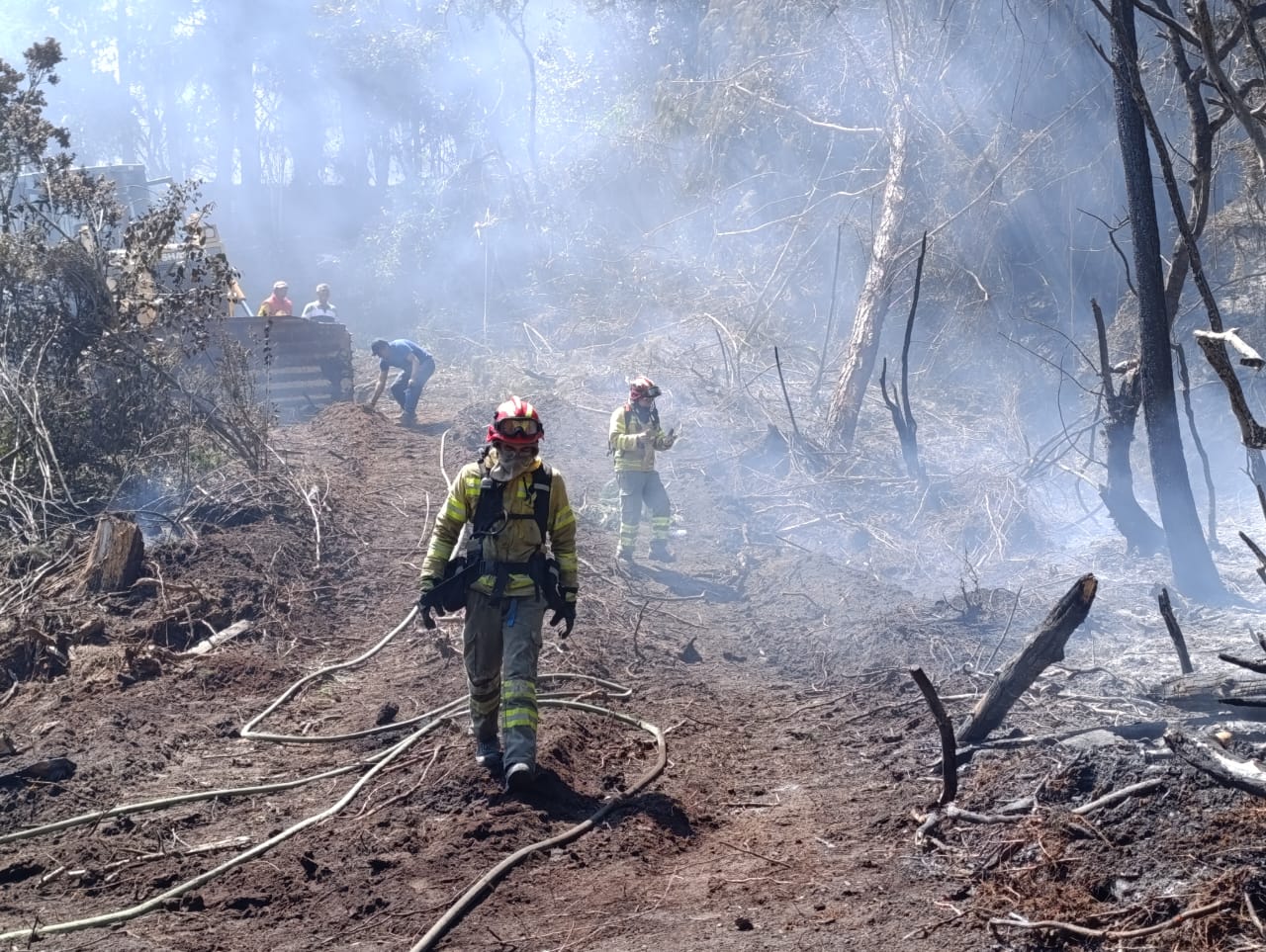 Personal del Cuerpo de Bomberos de distintos cantones trabajan para apagar un nuevo incendio forestal entre Nabón y Girón.