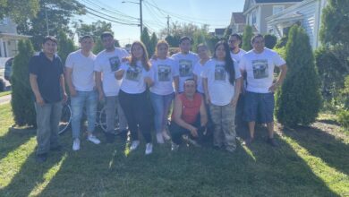 Voluntarios que son parte de la cruzada solidaria que lidera Giovanni Fernández, migrante ecuatoriano.