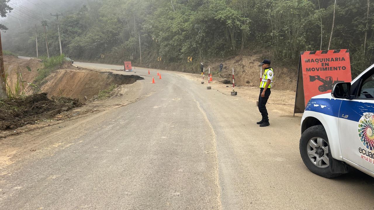 El socavón se produjo en el kilómetro 114 de la vía Cuenca – Girón – Pasaje.