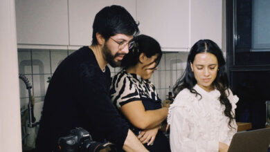 El diseñador cuencano Nicolás León durante una sesión fotográfica con su equipo de trabajo. / Cortesía