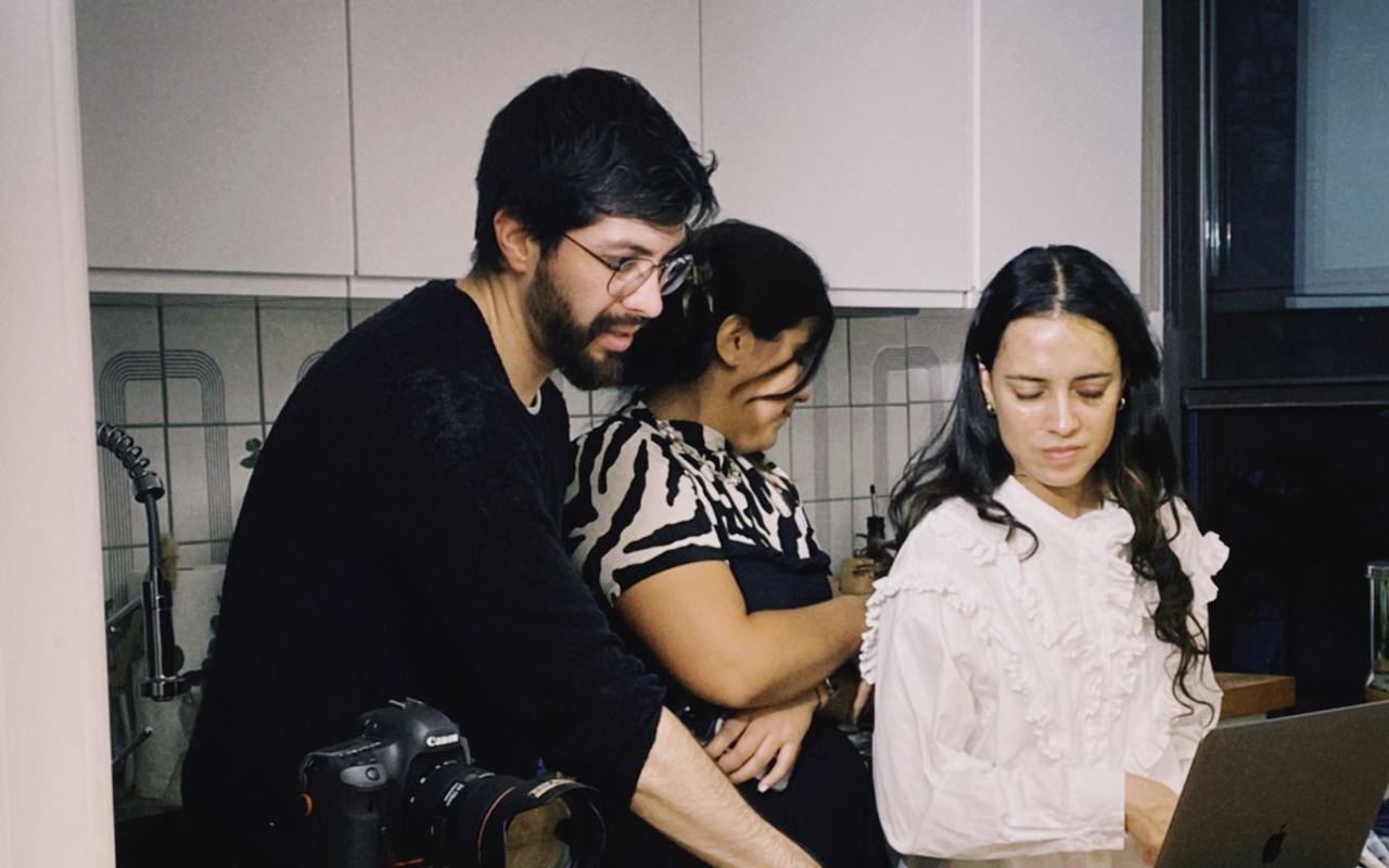 El diseñador cuencano Nicolás León durante una sesión fotográfica con su equipo de trabajo. / Cortesía