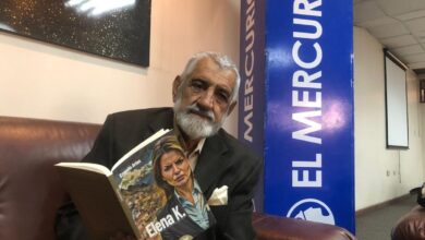 Escritor Ernesto Arias presenta "Elena K.", la última entrega de una saga literaria.