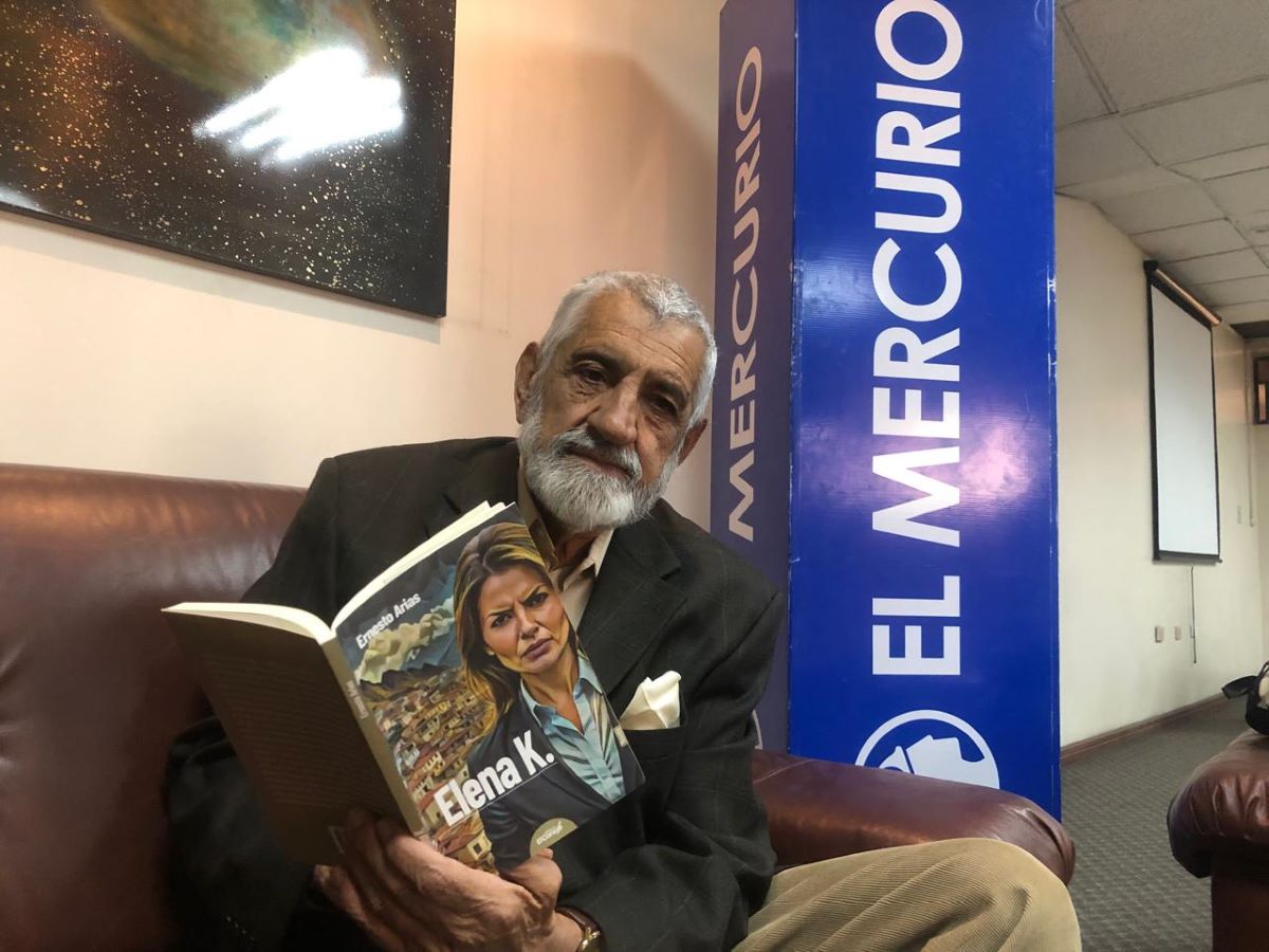 Escritor Ernesto Arias presenta "Elena K.", la última entrega de una saga literaria.