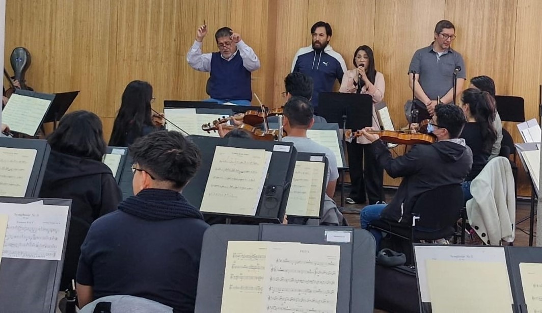 La Orquesta Sinfónica de Cuenca durante un ensayo con el solista Diego Zamora.