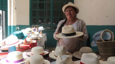 Blanca Guambaña, artesana en el tejido de paja toquilla, participó en la feria de Federación de Artesanos del Azuay, en el marco de las fiestas de Independencia de Cuenca.