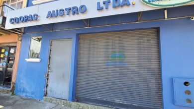 Esta puerta fue dañada las seguridades por delincuentes que robaron 41 mil dólares. IVM