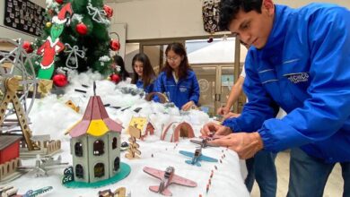 Estudiantes de la Unidad Educativa "Técnico Salesiano" decoran el espacio junto al árbol navideño, con elementos elaborados en los talleres del plantel