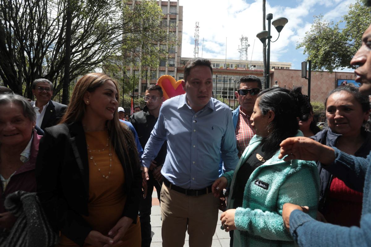 El alcalde de Cuenca, Cristian Zamora, tras una rueda de prensa en el Parque Calderón.