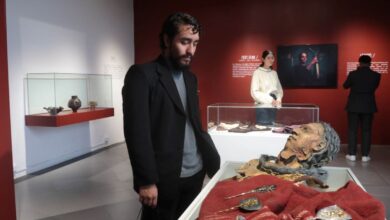 Jonathan Villamar, director de la exposición y Gianella Vintimilla, productora del cortometraje “Kaya” en el Museo Pumapungo, donde se abre “Kamari Kuna: Ofrendas ancestrales futuras