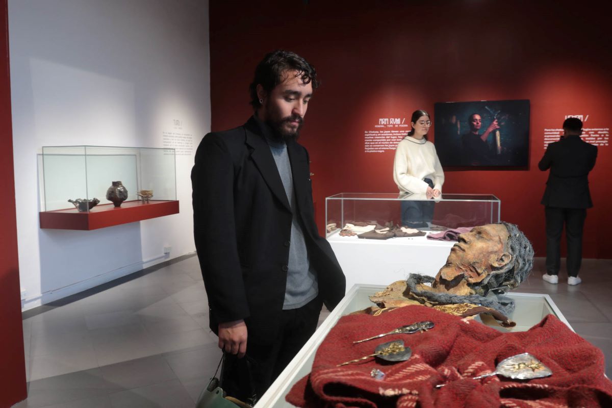 Jonathan Villamar, director de la exposición y Gianella Vintimilla, productora del cortometraje “Kaya” en el Museo Pumapungo, donde se abre “Kamari Kuna: Ofrendas ancestrales futuras