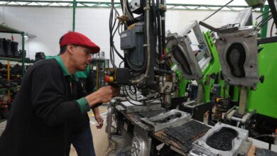 Un trabajador del sector del calzado labora en una fábrica. Los sectores productivos enfrentan desafíos debido a la competencia desleal.