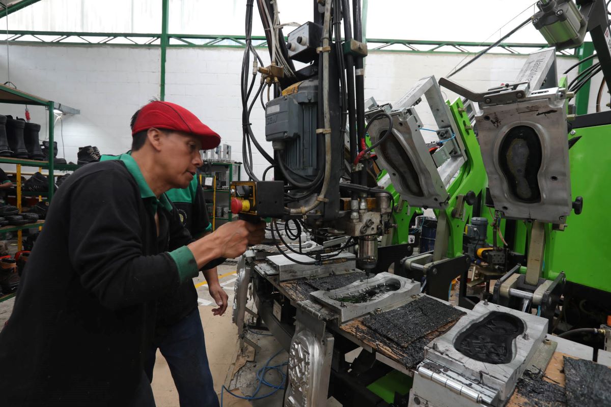 Un trabajador del sector del calzado labora en una fábrica. Los sectores productivos enfrentan desafíos debido a la competencia desleal.