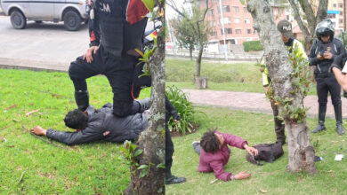 Dos sujetos fueron aprehendidos por personal de la Guardia Municipal por, presuntamente, amedrentar a personas con objetos cortopunzantes. /Foto Guardia Ciudadana